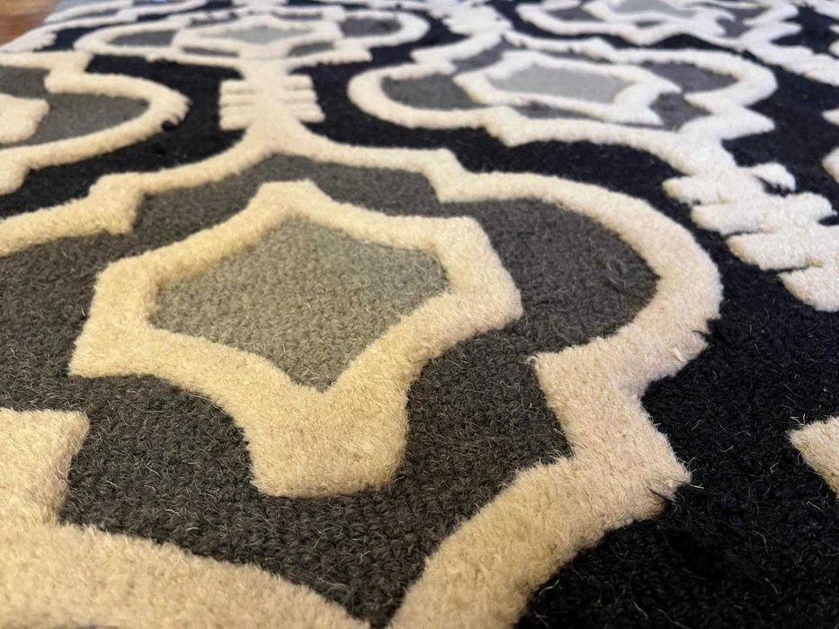 Covor de lână in tonuri gri/albastru, cu țesătură în relief.