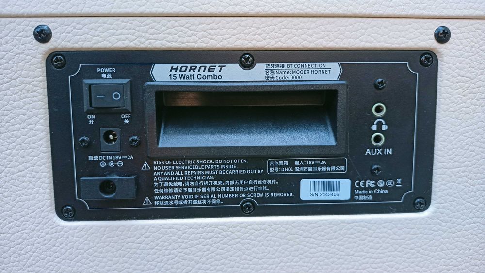 Amplificator chitara electrica Mooer Hornet 15W Combo, functie tuner, bluetooth, alb, ca nou, in cutie, cu manual