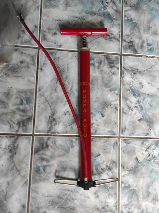 Pompă auto noua cu furtun in perfecta stare de functionare