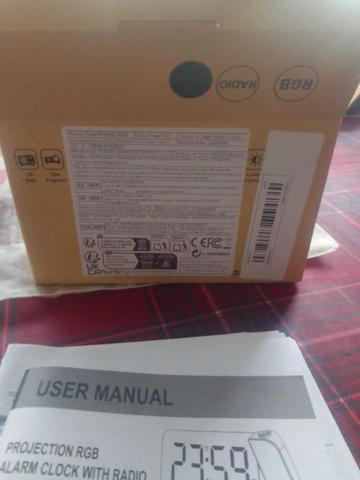Часовник с радио, будилник и проектор на часа за стената