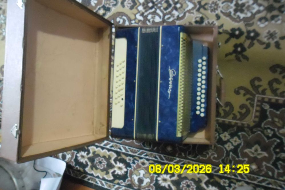Продам старинную гармошку любителям раритетов.