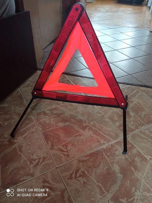 Светлоотразителен авариен триъгълник