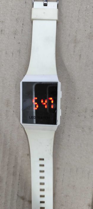 ceas digital cu leduri LED WATCH curea alba functioneaza perfect