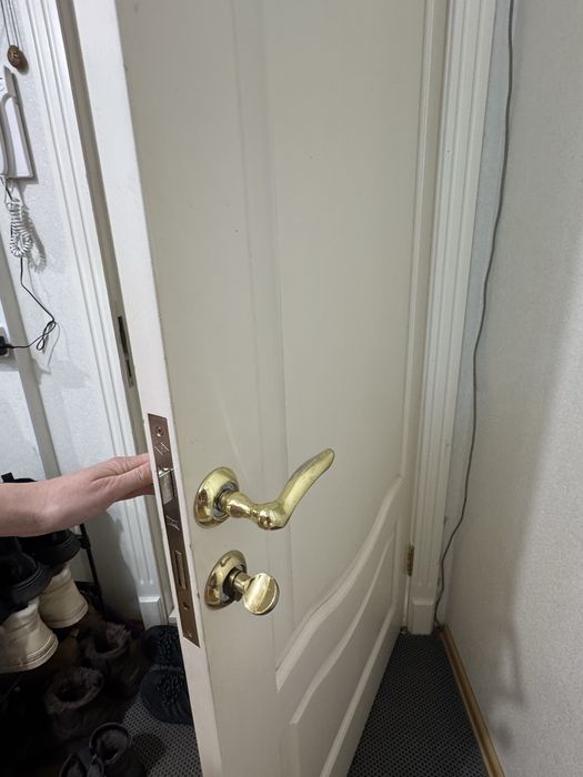 Дверь входная деревянная