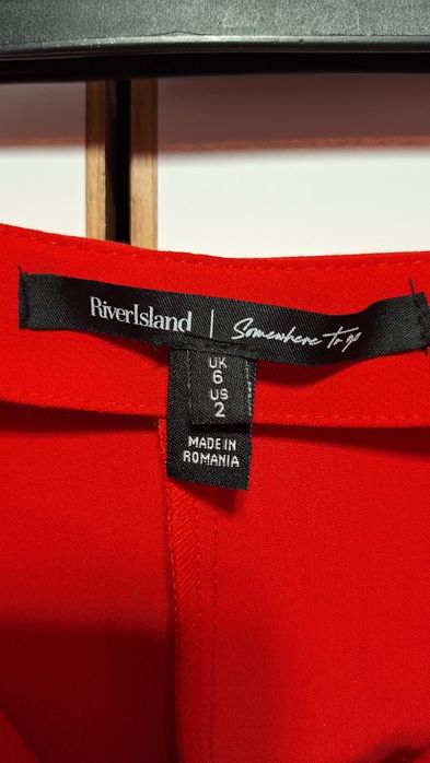 Pantaloni rosii River Island