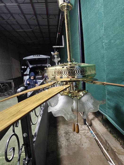 Срочно продам люстра-вентиляторам рабочий идеальным со.
Идеальным сост