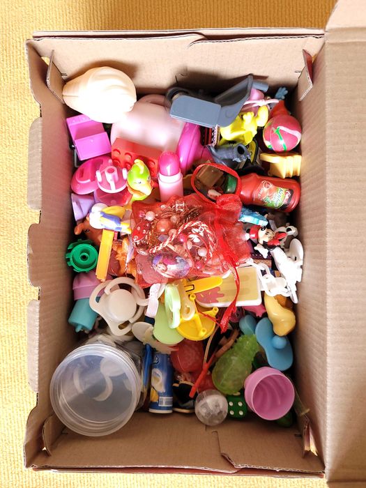 Set / cutie cu jucarii marunte