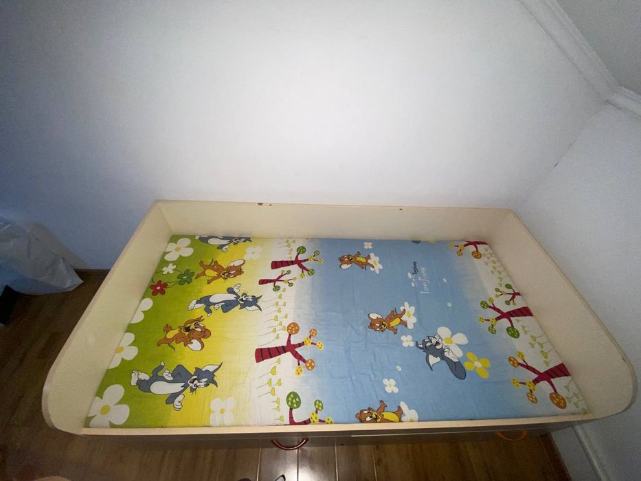 Детская кровать с полками