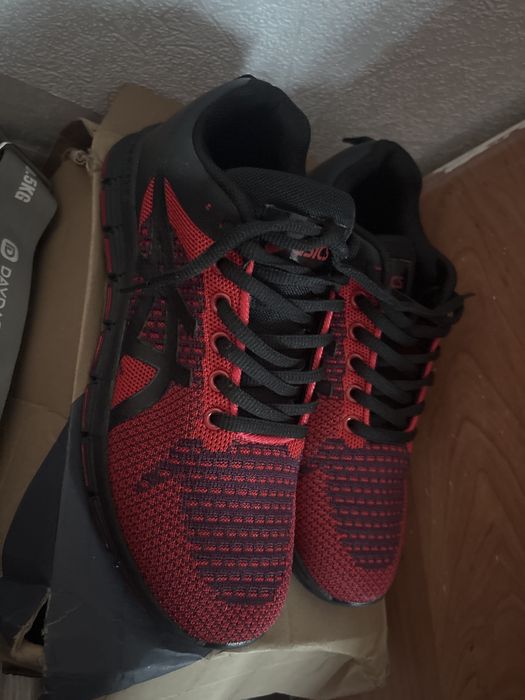Продаю кроссовки asics