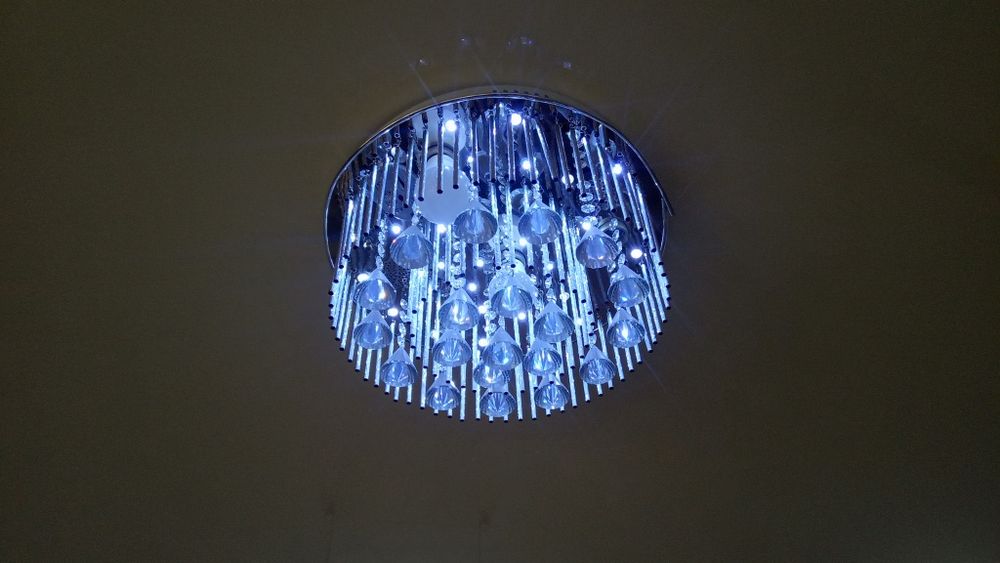 Продам люстры одинаковые