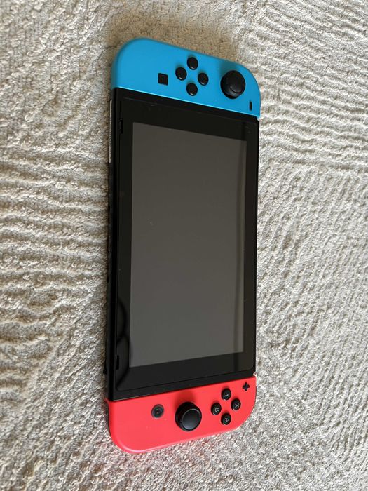 Nintendo Switch с док-станцией и геймпадом