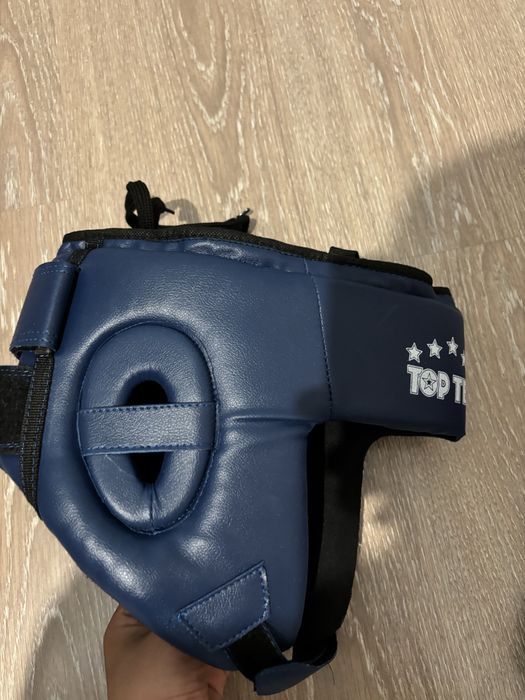 Продам шлем и перчатки боксерские