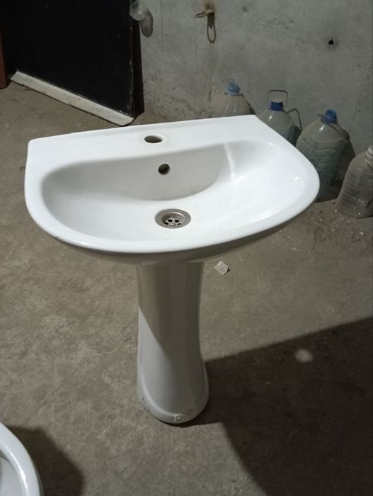 Продаю комплект: умывальник и унитаз