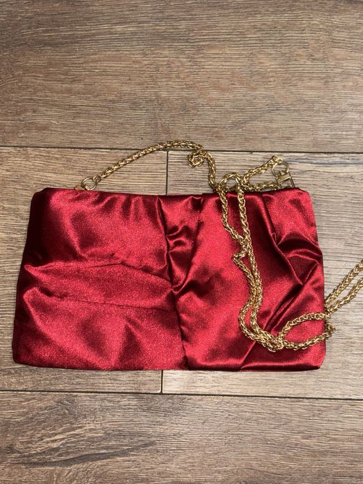 Червена сатенена чанта