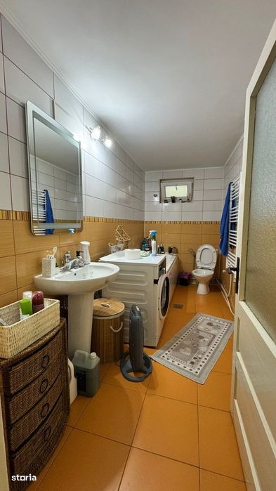 Casă Cu 9 Camere In Rucăr, Teren 1.187 Mp – Potențial Turistic |