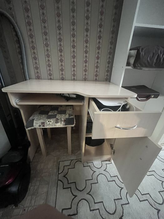 Рабочик стол в хорошем состоянии