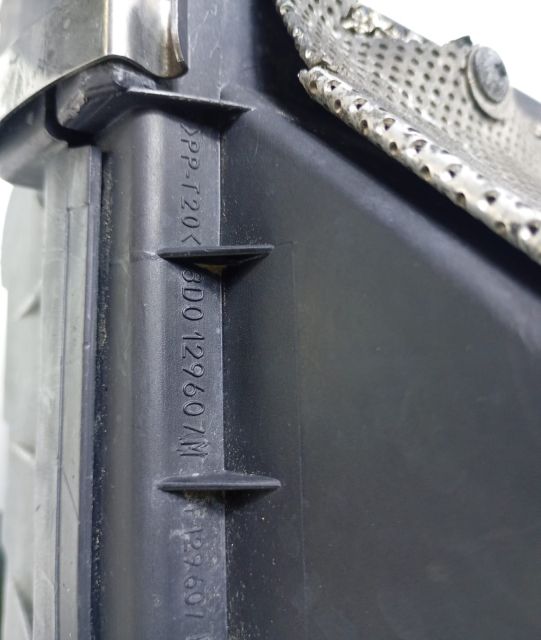 Carcasa filtru aer 8D0129607M Volkswagen VW Passat B4 seria