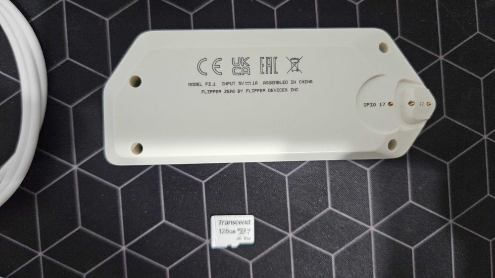 Flipper Zero + card microSD 128GB + cablu USB-C