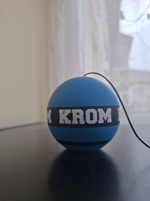 Tama strogo primita de la krom.