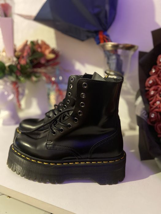 Vand ghete Dr. Martens ,nefolosite , le am luat mici.