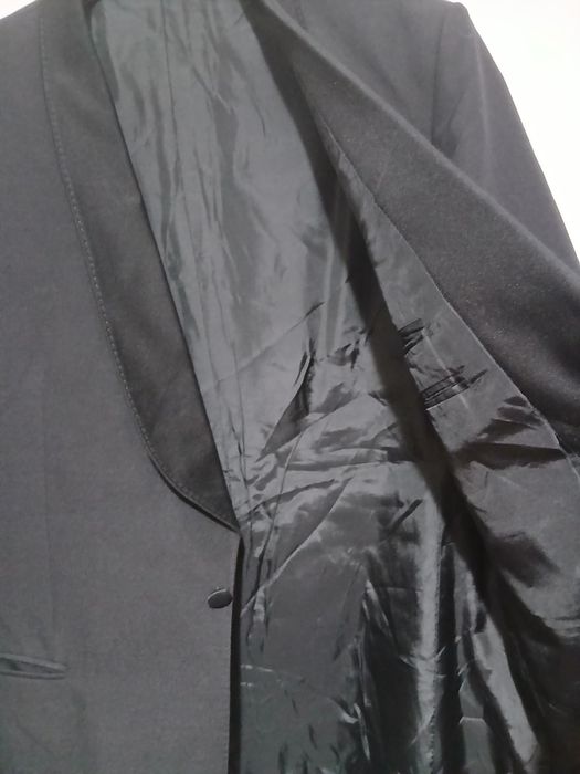 Sacou negru barbati marimea 46-48 sau M-L in stare perfecta
Dimensiuni:
- latimea intre umeri 46 cm
- latimea intre axile 52 cm
- circumferinta bust 1