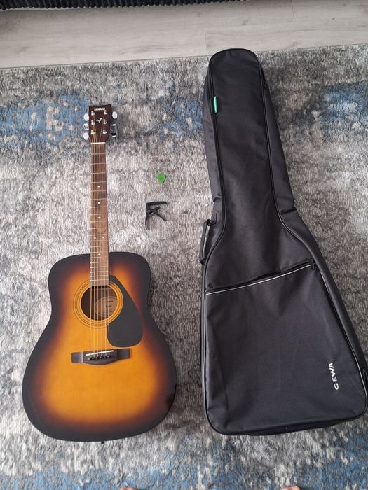Chitara Yamaha F310 cu husa, capodastru si pana