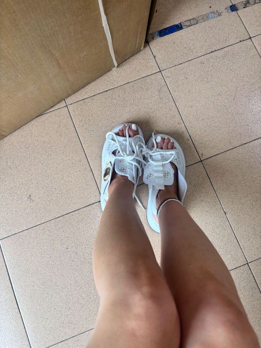 Бели сандали Guess