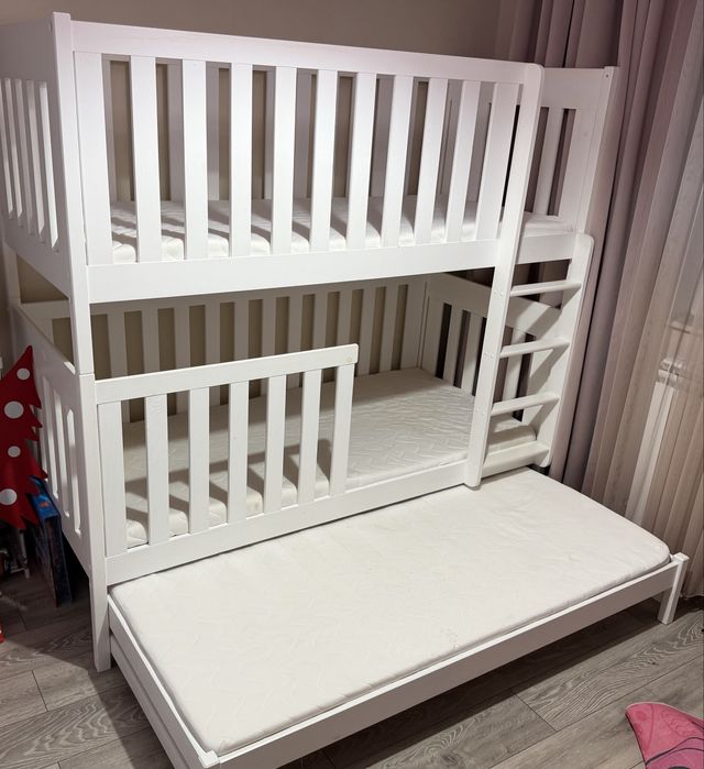 Продавам двуетажно легло с допълнително трето легло