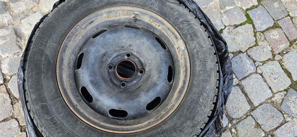 Продавам зимни гуми с железни джанти R15 - 4 броя