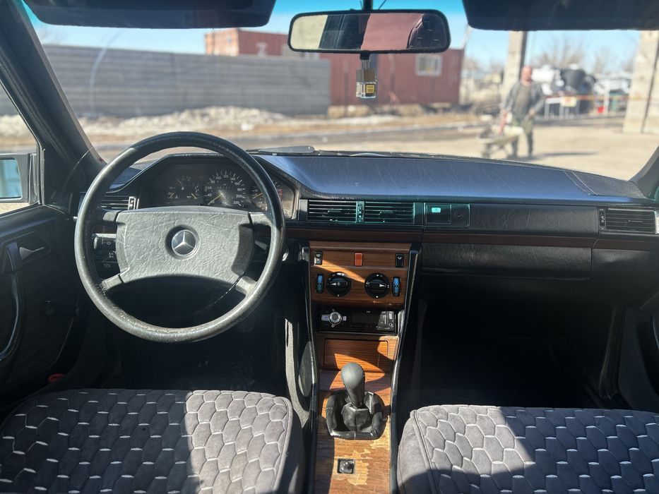 Mersedes-benz e200 (124)