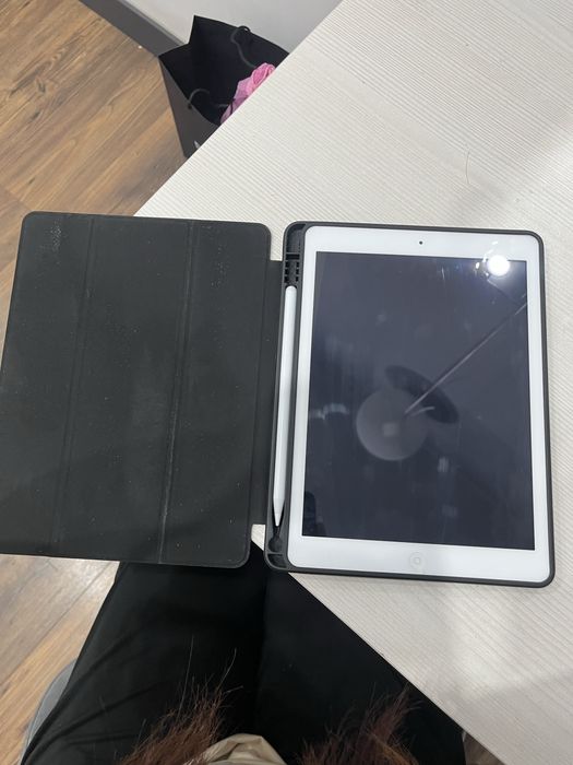 Продам ipad. Айпад+стилус+зарядка+чехол