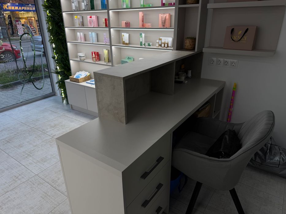 Продава мебели за магазин или салон