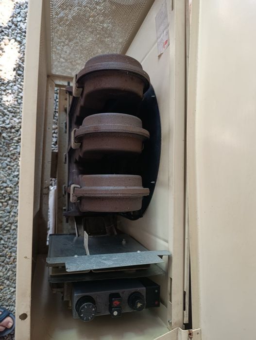 Convector pe gaz "FEG Konvektor" cu 3 elemenți din fontă.