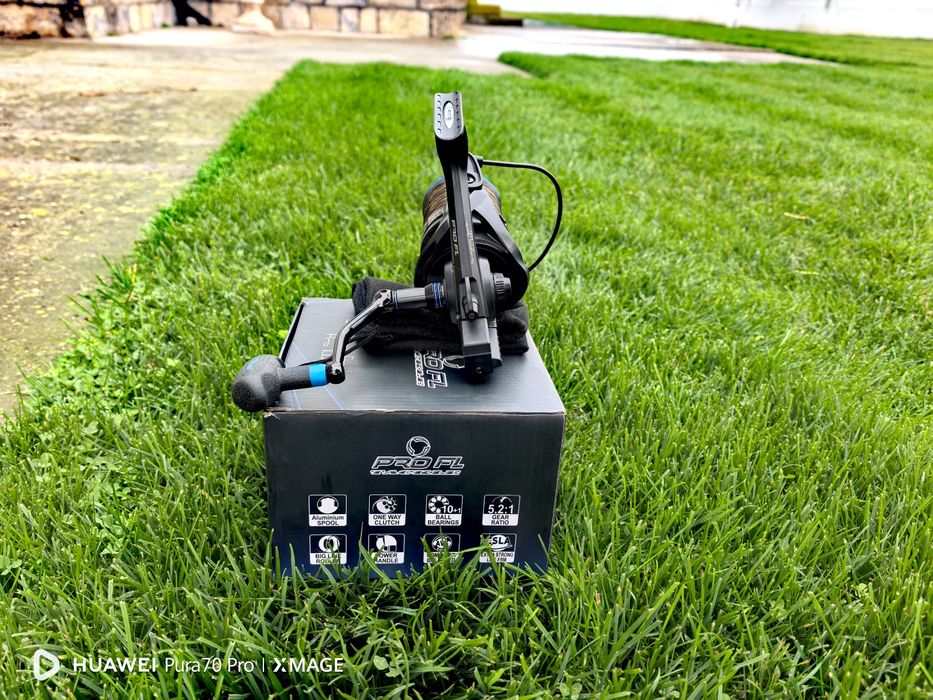 Vând 2 mulinete FL STRATEGIST 8000 (roșie) și 7000 (albastra)