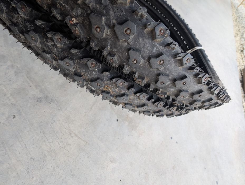 Anvelope bicicletă cu cuie