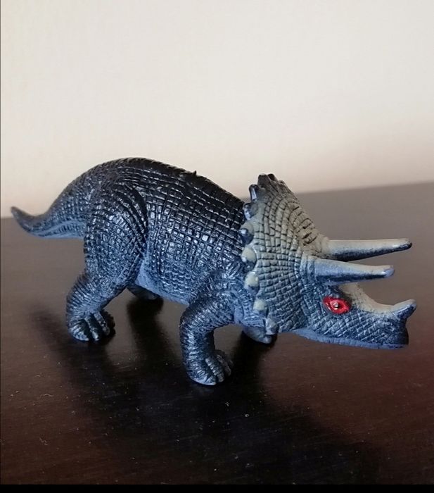 Динозаври по избор                  Трицератопс - динозавър с 3 рога,