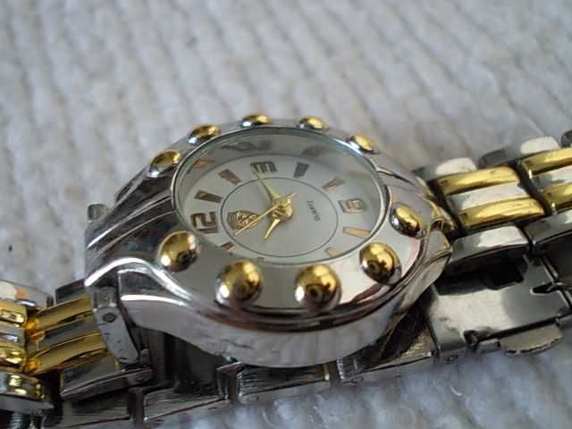 Красив дамски часовник Peugeot