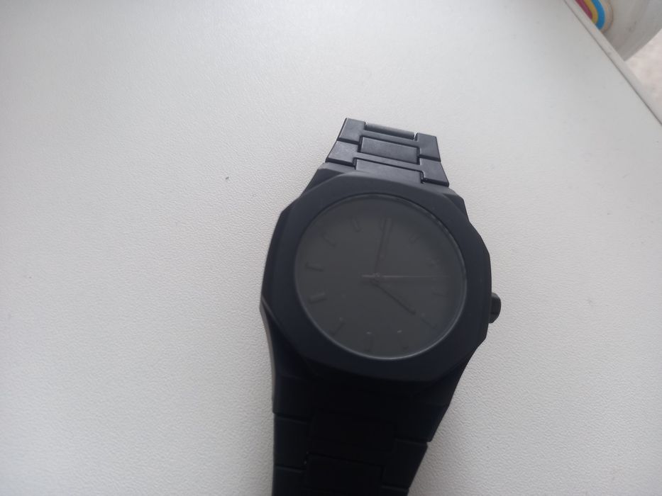 Продаются чёрные часы