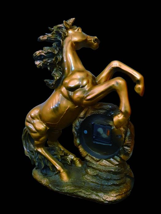 Сувенир "Часы с конём ".