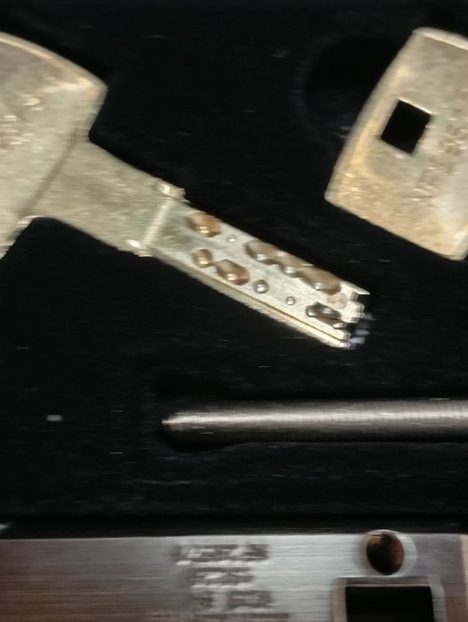 Set de 2 buc butuc de yală cu 3 chei marca Dom ix original