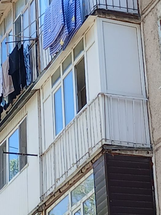 Продаётся 2х ком.кв. в среднем состоянии.