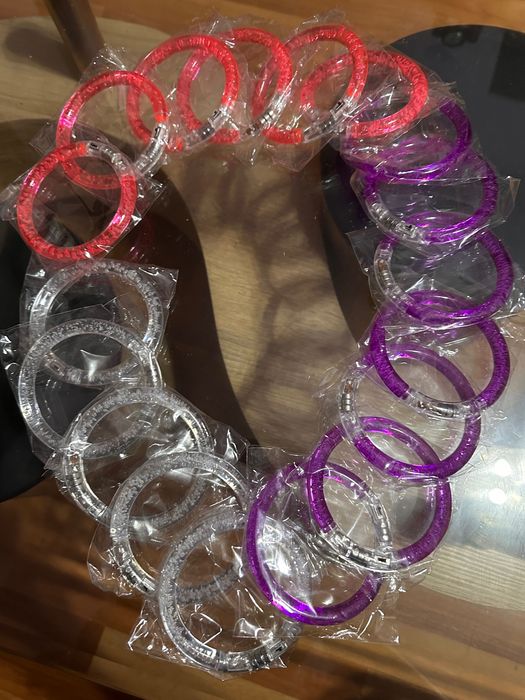 Пластмасови ,кръгли,светещи гривни за ръка