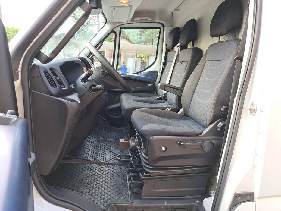 Продавам бус Iveco Daily 35-180 ХЛАДИЛЕН  2017г