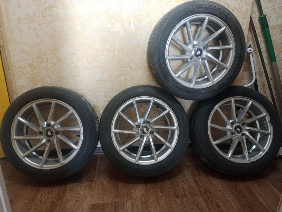 Продаётся титан диски р 16 серого цвета С покрышками.