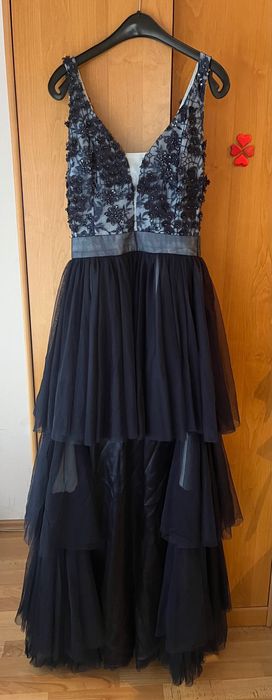 Официална рокля.