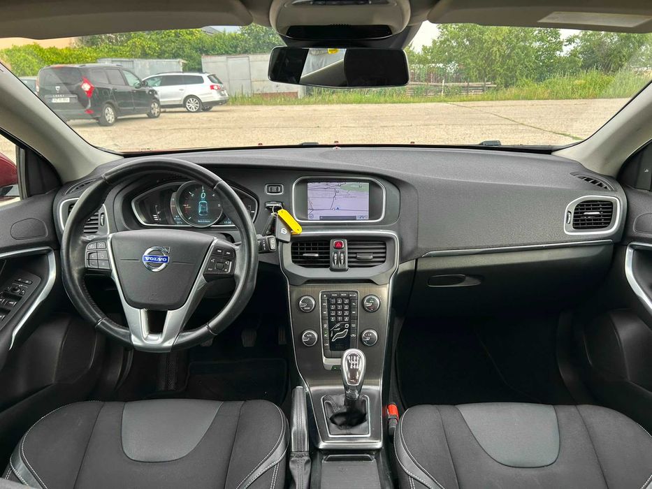 VOLVO V40 Hatchback MOMENTUM/1.6d/Euro5/Bord Digital/Kamera Spate/
