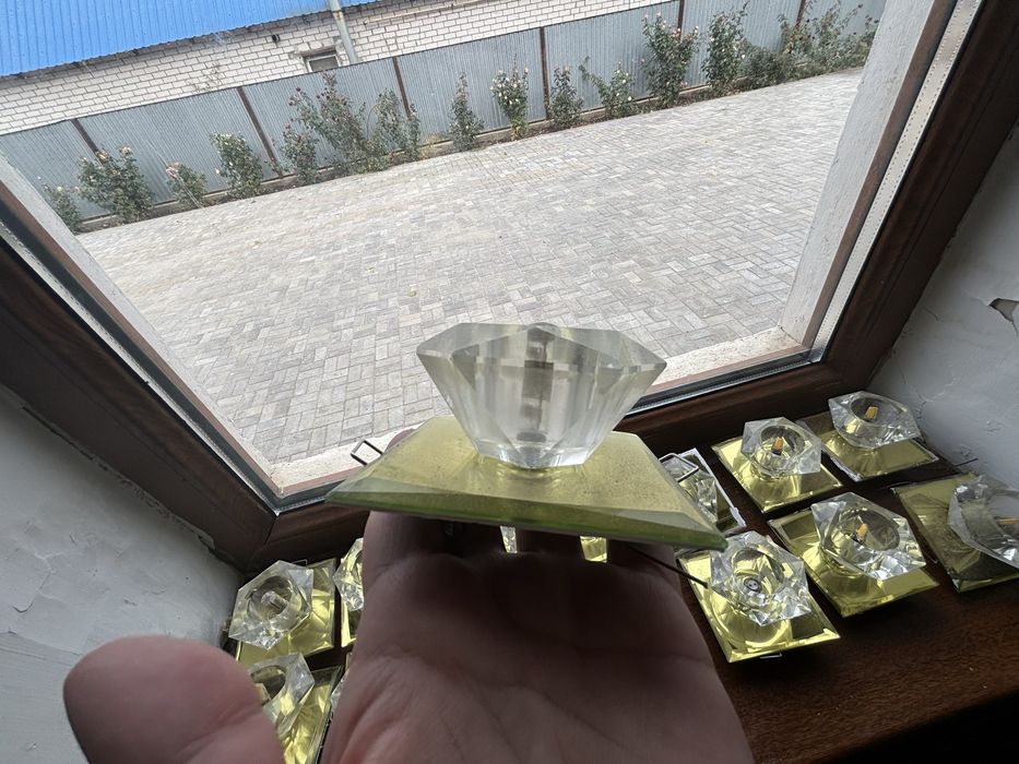 Продам споты для потолка недорого