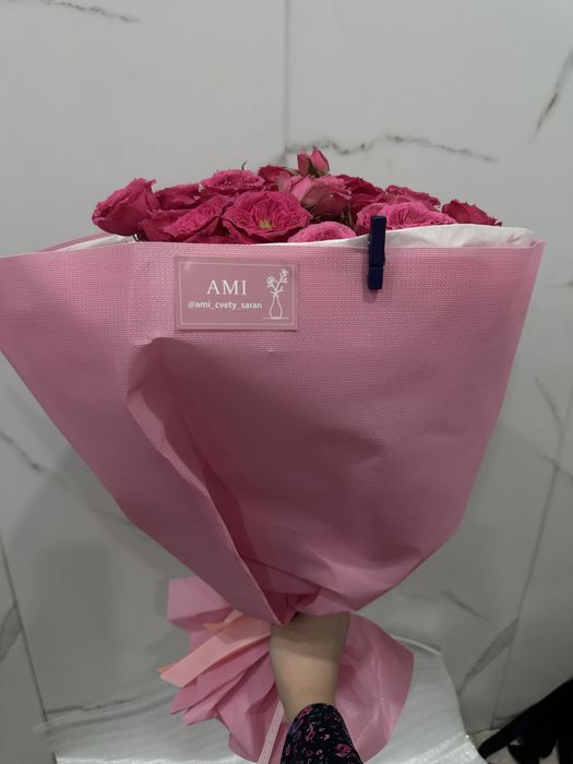 Кустовые розы с шоколадом