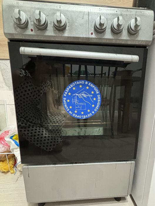 Продается Электрическая плита с духовкой