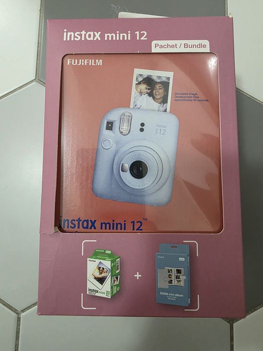 Vand aparat foto instant Fujifilm Instax mini 12, cu accesorii